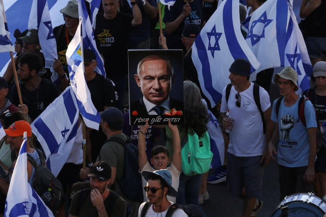Les manifestants contre la refonte judiciaire du gouvernement israélien entrent à Jérusalem après une marche de Tel Aviv à Jérusalem le 22 juillet 2023.