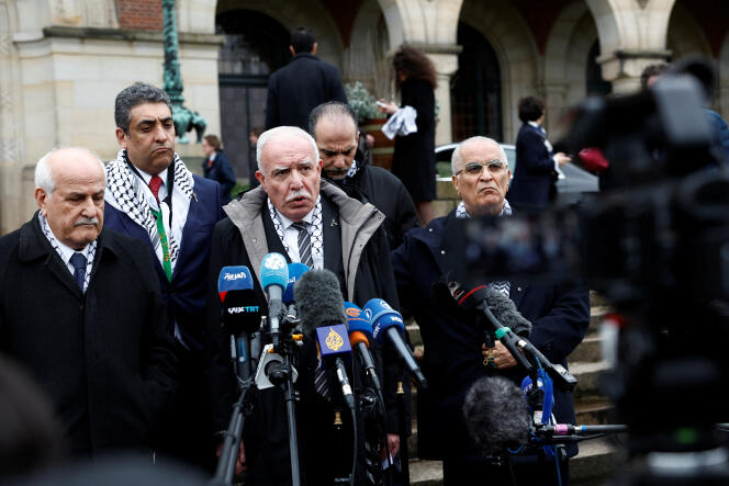 Le ministre des affaires étrangères palestinien, Riyad Al-Maliki, devant le siège de la Cour internationale de justice, à La Haye (Pays-Bas), le 19 février 2024. Riyad Mansour est à son côté, le plus à gauche sur l’image.